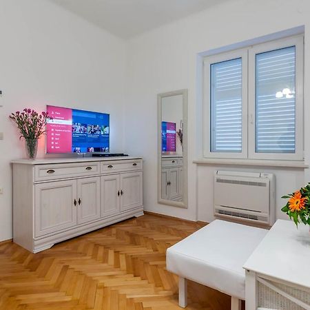 Chic Apartment In Center Спліт Номер фото